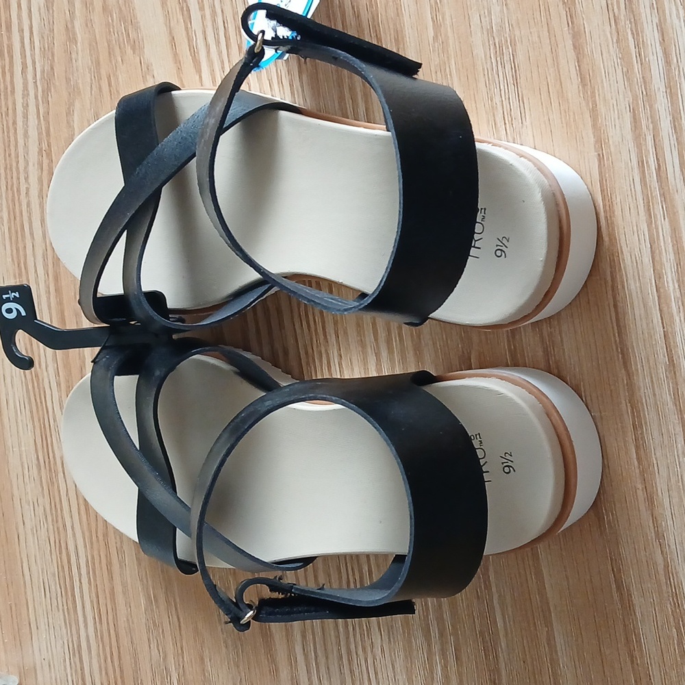 Time and Tru Women's 9.5 Comfort Sandal - Picture 2 of 10